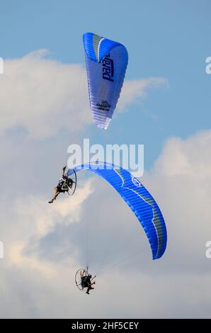 Piloten, die mit dem Paraglider PPG Paramotors fliegen. Stockfoto