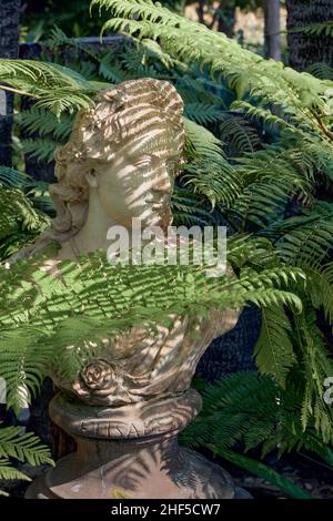 Büste von Elisabeth von Elisabeth von Bayern, gekrönt als Kaiserin von Österreich, mit dem Spitznamen „Sissi“, Botanischer Garten, Huerto del Cura, Elche, Spanien, Stockfoto