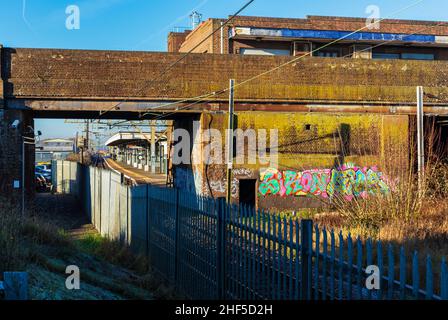 Straßenbrücke über die Eisenbahn am Bahnhof Leigh-on-Sea mit Graffiti an der Wand Stockfoto