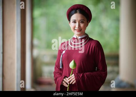 Ho-Chi-Minh-Stadt, Vietnam: Vietnamesische Mädchen tragen das traditionelle Ao Dai, um zu Pagoden zu gehen Stockfoto