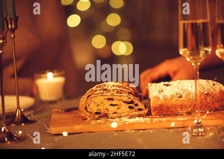 Selektiver Schwerpunkt der weiblichen Schneiden köstliche frisch gebackene hausgemachte xms-Kuchen mit Messer, feiern Heiligabend oder Neujahr mit Freunden oder Familie Stockfoto