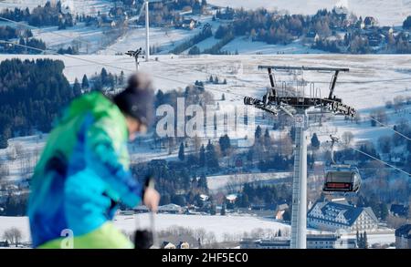 Oberwiesenthal, Deutschland. 14th Januar 2022. Ein Wintersportler auf dem Fichtelberg. Nach der koronabedingten Pause öffnen sich die Skigebiete unter hygienischen Bedingungen. Quelle: Sebastian Willnow/dpa-Zentralbild/dpa/Alamy Live News Stockfoto