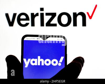 In dieser Abbildung zeigt das Yahoo!-Logo, ein Unternehmen im Besitz von Verizon, das auf einem Smartphone mit dem Verizon-Logo im Hintergrund angezeigt wird. Stockfoto