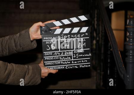 Themenbild: Eine Filmklappe mit der Aufschrift 'Spencer', Fabula, Pablo Larrain, Claire Mathon und John Greenwood. Spencer ist ein Filmdrama von Pablo Stockfoto
