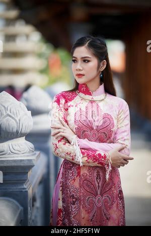 Ho-Chi-Minh-Stadt, Vietnam: Vietnamesische Mädchen tragen das traditionelle Ao Dai, um zu Pagoden zu gehen Stockfoto