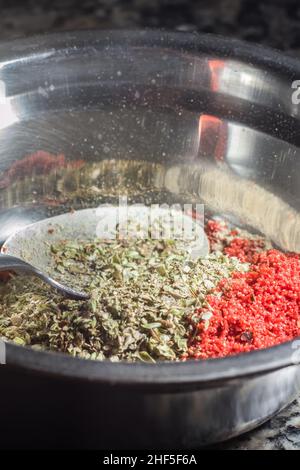 Oregano und Paprika Gewürze in einer Metallschale, selektiver Fokus Stockfoto