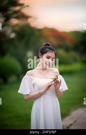 Ho Chi Minh City, Vietnam: Schönes vietnamesisches Mädchen in einem weißen Kleid Stockfoto