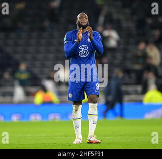 London, Großbritannien. 12th Januar 2022. 12. Januar - Tottenham Hotspur gegen Chelsea - Carabao Cup - Halbfinale - zweite Etappe - Tottenham Hotspur Stadium. Romelu Lukaku applaudiert den Chelsea-Fans nach dem Carabao Cup Halbfinale, dem zweiten Beinspiel im Tottenham Hotspur Stadium, London. Bildnachweis: Kredit: Mark Pain/Alamy Live Nachrichten Stockfoto