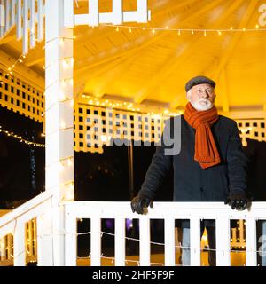 Älterer Mann, der besorgt auf einer Veranda stand Stockfoto