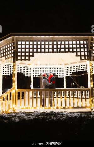 Romantisches Date für zwei verliebte Senioren Stockfoto
