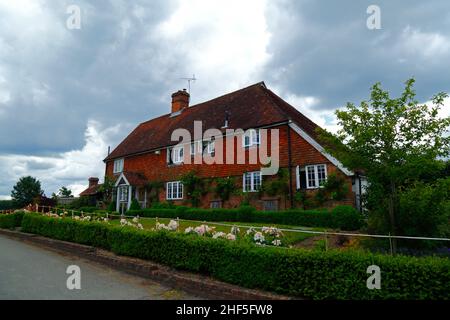 Typische Wealden Backsteinhäuser mit hängenden Fliesen im oberen Stockwerk im Dorf Tudeley im Frühsommer, Kent, England Stockfoto