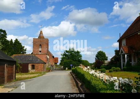 Blick auf die malerische und historische Allerheiligen-Kirche im Dorf Tudeley im Frühsommer, Kent, England Stockfoto