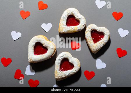 Blick von oben auf frisch zuckerte valentinsbonbons ein rotes und weißes Herz bildet sich in der Mitte Stockfoto