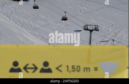 Oberwiesenthal, Deutschland. 14th Januar 2022. Hinweise zu obligatorischen Masken und Entfernungsregeln auf einer Skipiste am Fichtelberg. Nach der koronabedingten Pause öffnet sich das Skigebiet in Sachsen unter hygienischen Bedingungen. Quelle: Sebastian Willnow/dpa-Zentralbild/dpa/Alamy Live News Stockfoto