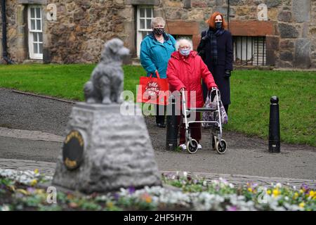 Mitglieder der Öffentlichkeit während der Zeremonie zum 150th. Todestag von Greyfriars Bobby in Greyfriars Kirkyard, Edinburgh. Bilddatum: Freitag, 14. Januar 2022. Stockfoto