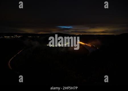 Langzeitbelichtung zur blauen Stunde von der kleinen Saarschleife. Das Hotel liegt im Saarland und ist landschaftlich wunderschön. Stockfoto