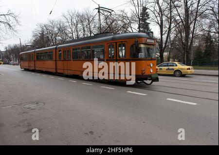 Sofia, Bulgarien. Altmodischer Tramwagen, der durch die Straßen von Sofia führt und auf die Zeiten des Kommunismus in den 1950er oder 1960er Jahren zurückgeht. Stockfoto