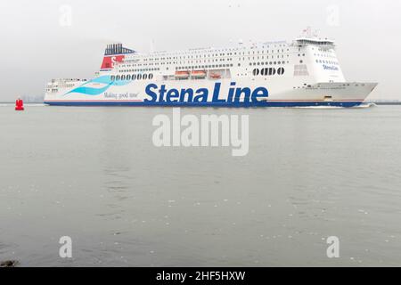 Rotterdam, Niederlande. Stena Line Fähre von Hook of Holland Harbor, um die Nordsee mit Passagieren, Lastwagen und Fracht in Richtung Großbritannien / Großbritannien zu segeln. Diese Fährverbindung wird auch von nicht dokumentierten Migranten genutzt, um nach Großbritannien einzureisen, ohne die üblichen Verfahren zu befolgen. Stockfoto