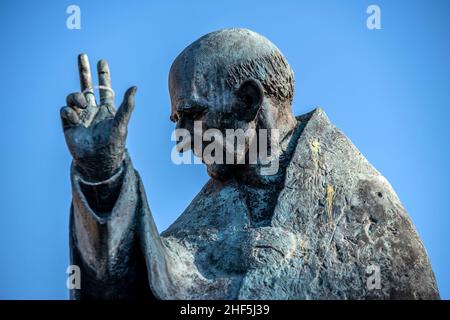 Chichester, Januar 5th 2022: Statue des heiligen Richard vom Bildhauer Philip Jackson vor der Kathedrale Stockfoto