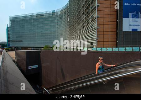 Brüssel, Belgien. Das Berlaymont-Gebäude (auch bekannt als BERL) in der Wetstraat, von der aus die Europäische Kommission den größten Teil der Europäischen Union verwaltet. Stockfoto