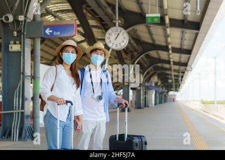 Asiatische Reisende Paar wartet Zug am Bahnhof in Bangkok, Thailand, Reise-und Transportkonzept Stockfoto
