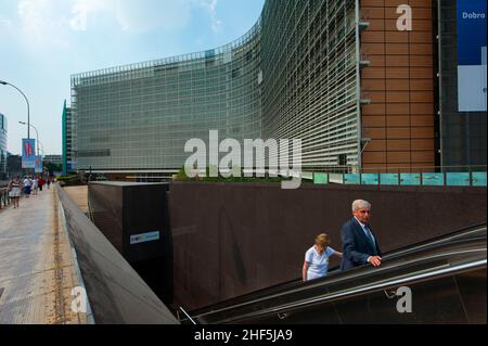 Brüssel, Belgien. Das Berlaymont-Gebäude (auch bekannt als BERL) in der Wetstraat, von der aus die Europäische Kommission den größten Teil der Europäischen Union verwaltet. Stockfoto