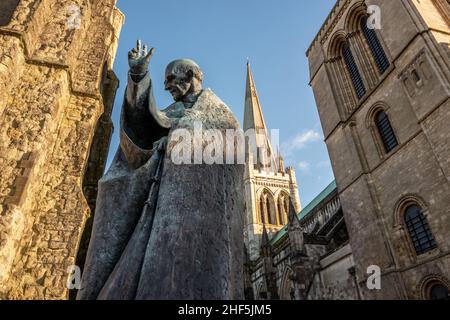 Chichester, Januar 5th 2022: Chichester Kathedrale und die Statue des Hl. Richard Stockfoto