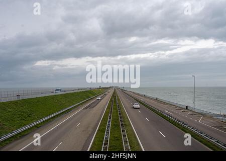 Der Afsluitdijk ist ein großer Damm und Damm in den Niederlanden. Es ist ein grundlegender Teil der größeren Zuiderzee-Werke, die Salzwasser der Nordsee abstauen und in einen Süßwassersee verwandeln Stockfoto