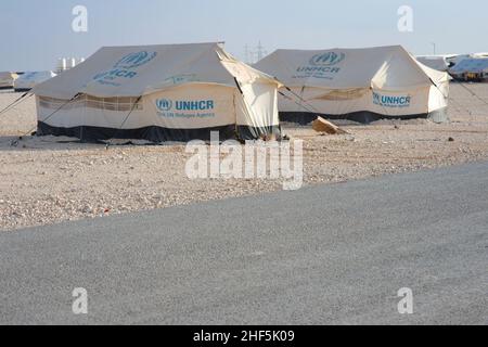 Al Za'atari, Al Mafraq, Jordanien. Das (fast) größte Flüchtlingslager in der Nähe der südsyrischen Grenze wird aus UNHCR-Zelten und -Containern gebaut. Es befindet sich im Rocky Dessert des Nahen Ostens und rund 80,000 Vertriebene aus dem Bürgerkrieg Torn Country versuchen, ein neues Leben zu schaffen. Stockfoto