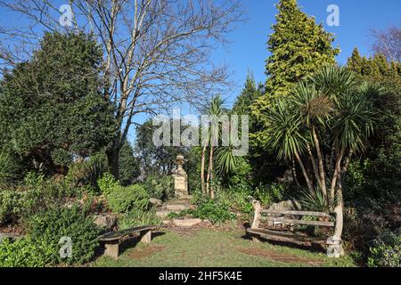 Die Chatham Vase, die angeblich berühmte Briten darstellen soll, die im kleinen umzäunten Blumengarten gefunden wurden. Der ruhige ummauerte Garten beherbergt mehrere Memo Stockfoto