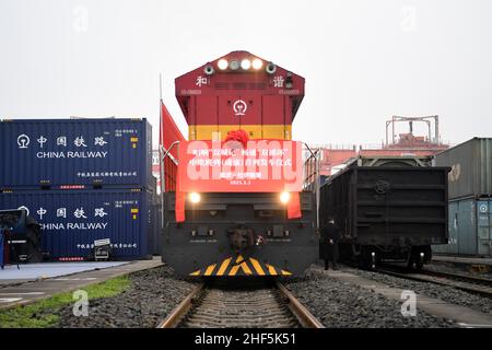 (220114) -- SHANGHAI, 14. Januar 2022 (Xinhua) -- Ein China-Europa-Güterzug, der nach Duisburg (Deutschland) fährt, bereitet sich auf die Abfahrt am Bahnhof Tuanjiecun im südwestlichen chinesischen Chongqing vor, 1. Januar 2021. Chinas Außenhandel stieg 2021 erneut an und überstieg erstmals 6 Billionen US-Dollar, obwohl die COVID-19-Pandemie den Welthandel weiterhin belastet, zeigten offizielle Daten am Freitag: Der gesamte Warenhandel belief sich auf 6,05 Billionen US-Dollar, Laut der General Administration of Customs (GAC) sind es gegenüber dem Vorjahr 1,4 Billionen US-Dollar. Das Handelsvolumen in Yuan-Zahlen Stockfoto