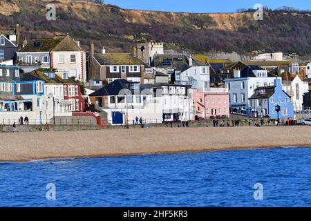 Lyme Regis Dorset, Großbritannien. 14th Januar 2022. Wetter in Großbritannien. An einem milden Tag im Lyme Regis in Dorset trotzten ein paar Menschen den niedrigen Temperaturen von 4 Grad an der Küste der Jurassic Coast. Bildquelle: Robert Timoney/Alamy Live News Stockfoto