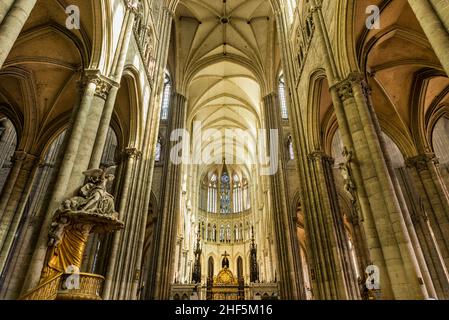 FRANKREICH. SOMME (80). AMIENS. DIE KATHEDRALE NOTRE-DAME. DAS KIRCHENSCHIFF, ZUM CHOR HIN Stockfoto