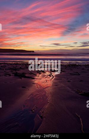 Sonnenuntergang und bunte Wolken, Skaill Beach, Orkney Isles Stockfoto