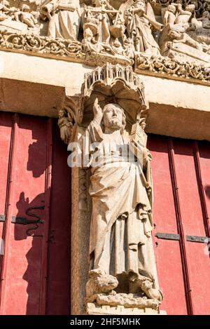 FRANKREICH. SOMME (80). AMIENS. DIE KATHEDRALE NOTRE-DAME. DER BEAU DIEU VON DEM TRUMEAU VON DEM PORTAL VON DEM LETZTEN URTEIL (ZENTRALES PORTAL) Stockfoto