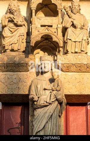 FRANKREICH. SOMME (80). AMIENS. DIE KATHEDRALE NOTRE-DAME. DETAIL DER JUNGFRAU UND DES KINDES DER TRUMEAU DES PORTALS DER MUTTERGOTTES ODER DER JUNGFRAU Stockfoto