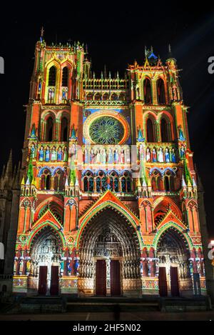 FRANKREICH. SOMME (80). AMIENS. DIE KATHEDRALE NOTRE-DAME. RESTITUTION DER POLYCHROMIEN DER WESTFASSADE Stockfoto