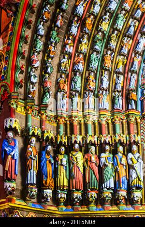 FRANKREICH. SOMME (80). AMIENS. DIE KATHEDRALE NOTRE-DAME. RESTITUTION DER POLYCHROMIEN DER PORTALE DER WESTFASSADE. (STATUEN DES LINKEN FUSSES- Stockfoto