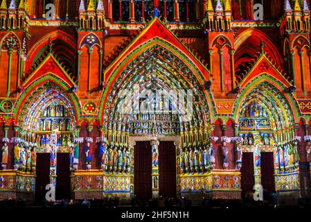 FRANKREICH. SOMME (80). AMIENS. DIE KATHEDRALE NOTRE-DAME. RESTITUTION DER POLYCHROMIEN DER WESTFASSADE Stockfoto