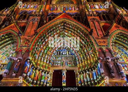 FRANKREICH. SOMME (80). AMIENS. DIE KATHEDRALE NOTRE-DAME. RESTITUTION DER POLYCHROMIEN DER PORTALE DER WESTFASSADE. ZENTRALES PORTAL (LETZTER RICHTER Stockfoto