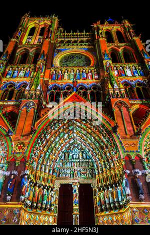 FRANKREICH. SOMME (80). AMIENS. DIE KATHEDRALE NOTRE-DAME. RESTITUTION DER POLYCHROMIEN DER PORTALE DER WESTFASSADE Stockfoto