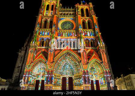 FRANKREICH. SOMME (80). AMIENS. DIE KATHEDRALE NOTRE-DAME. RESTITUTION DER POLYCHROMIEN DER WESTFASSADE Stockfoto