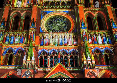 FRANKREICH. SOMME (80). AMIENS. DIE KATHEDRALE NOTRE-DAME. RESTITUTION DER POLYCHROMIEN DER WESTFASSADE Stockfoto