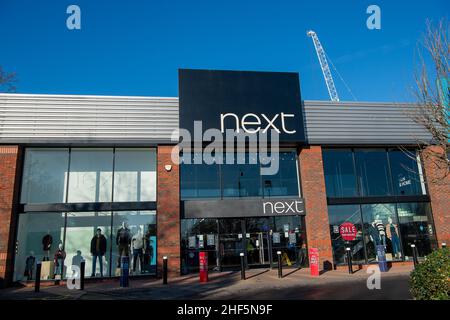 Slough, berkshire, Großbritannien. 14th. Januar 2022. Retailer Next hat Berichten zufolge das Krankengeld für nicht geimpfte Mitarbeiter gekürzt, die sich aufgrund von Covid-19 selbst isolieren. Quelle: Maureen McLean/Alamy Live News Stockfoto