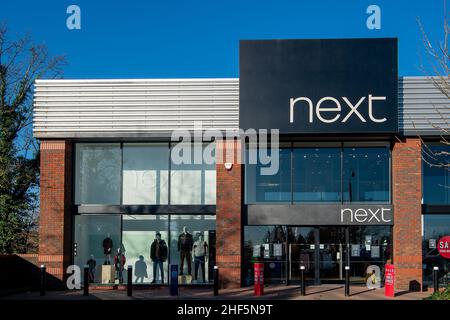 Slough, berkshire, Großbritannien. 14th. Januar 2022. Retailer Next hat Berichten zufolge das Krankengeld für nicht geimpfte Mitarbeiter gekürzt, die sich aufgrund von Covid-19 selbst isolieren. Quelle: Maureen McLean/Alamy Live News Stockfoto