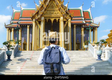 Asiatischer Mann Reisende im Wat phra Keaw ist buddhistischer Tempel in Bangkok, Thailand. Es ist einer der schönsten Tempel Bangkoks Stockfoto