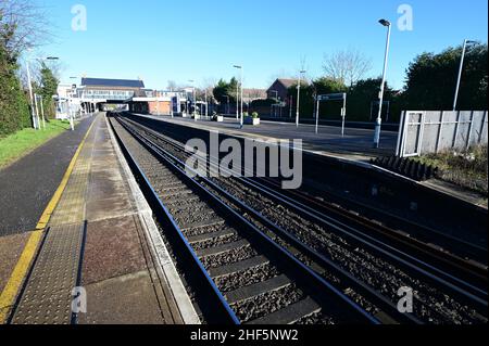 Horley Bahnhof in Surrey am 14 2022. Januar an einem kalten Wintermorgen. Stockfoto