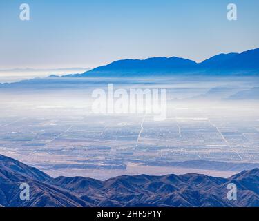 San Bernardino County, CA, USA - 5. Januar 2022: Die Verschmutzung drapiert über dem Coachella Valley, von der Keys View im Joshua Tree National Park aus gesehen. Stockfoto