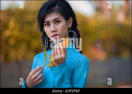 Porträt eines vietnamesischen Mädchens in Ao Dai, dem Nationalkleid Vietnams Stockfoto