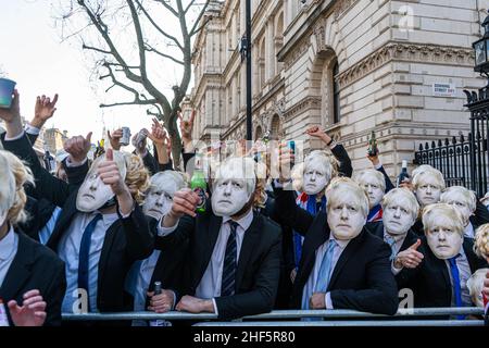 WESTMINSTER, LONDON, GROSSBRITANNIEN. 14th Januar 2022. Eine Gruppe von Boris Johnson-Imitatoren, die blonde Perücken und Masken tragen, inszenieren eine humorvolle Lockdown-Party außerhalb der Downing Street, während sie tanzen und „Boris liebt eine Party“ singen. Premierminister Boris Johnson hat bei den Fragestunde des Premierministers am Mittwoch im Parlament zugegeben, dass er am 20. Mai 2020 an einer Gartenparty in der Downing Street teilgenommen habe, während strikter Beschränkungen durch das Coronavirus und der Vorwürfe, dass Mitarbeiter der Downing Street in der Nacht vor der Königin auf zwei Partys Alkohol getrunken hätten Allein betrübt über Prinz Philipps Fune Stockfoto